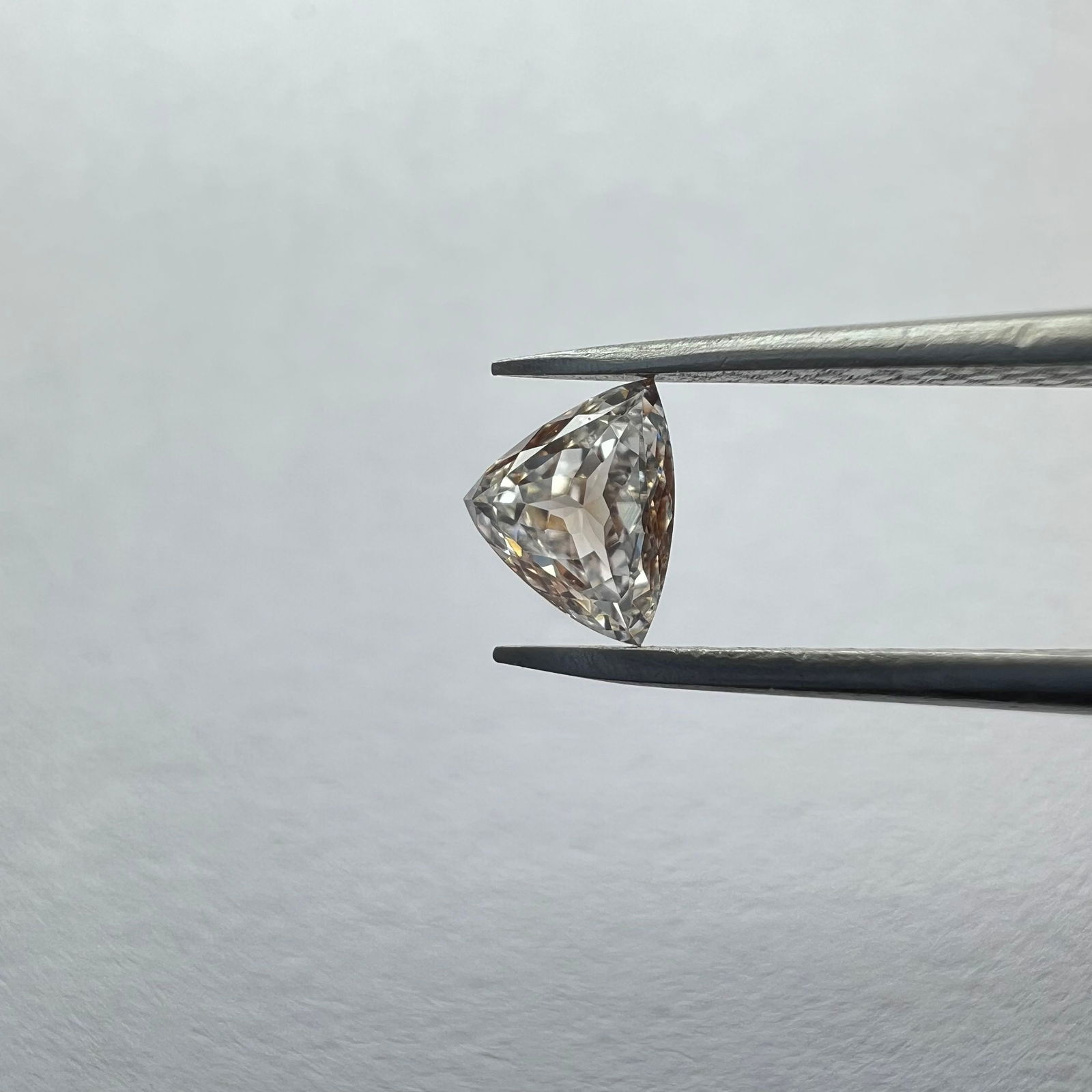 Loose Diamond - TRILLIANT 0.22ct H VVS2: Loose Diamond - TRILLIANT 0.22ct H VVS2 Source: This is a real non-mined Diamond that has been grown in a lab Shape: TRILLIANT Carats: 0.22 Color: H Clarity: VVS2 Certification: NONE Additional images