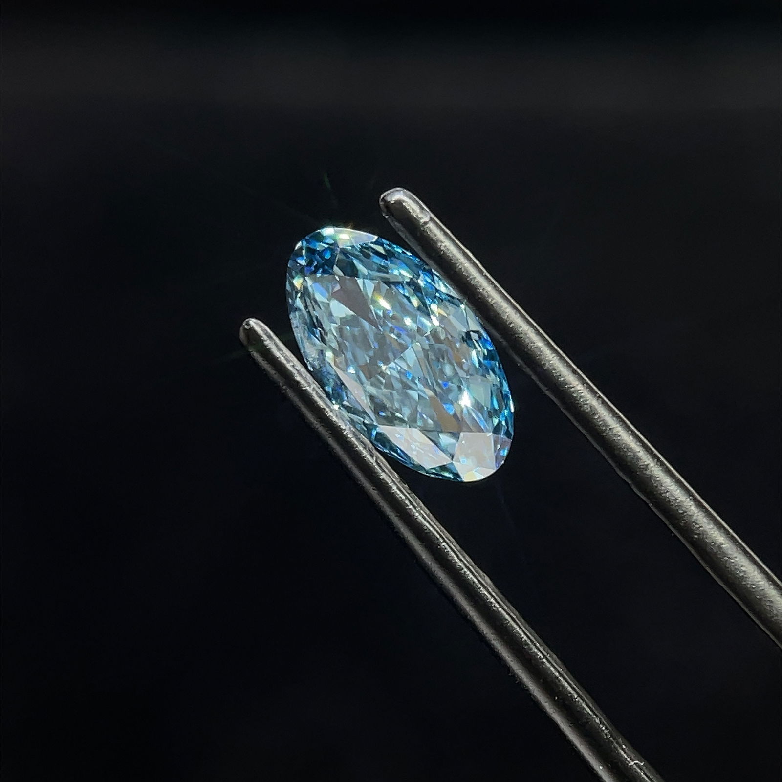 Loose Diamond - OVAL 1.3ct Blue SI1: Loose Diamond - OVAL 1.3ct Blue SI1 Source: This is a real non-mined Diamond that has been grown in a lab Shape: OVAL Carats: 1.3 Color: Blue Certification: NONE Additional images available upon reque