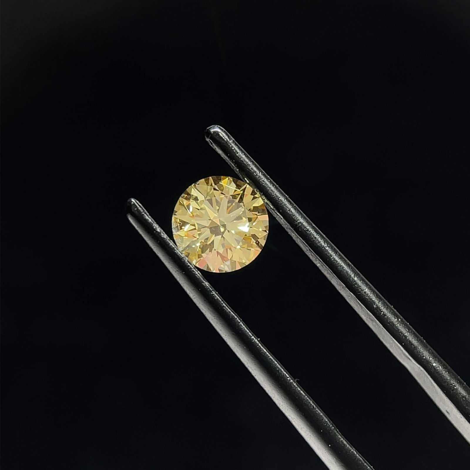 Ideal Loose Diamond - ROUND 0.73ct Fancy Yellow VVS2: Ideal Loose Diamond - ROUND 0.73ct Fancy Yellow VVS2 Source: This is a real non-mined Diamond that has been grown in a lab Shape: ROUND Carats: 0.73 Color: Fancy Yellow Certification: IGI Video: