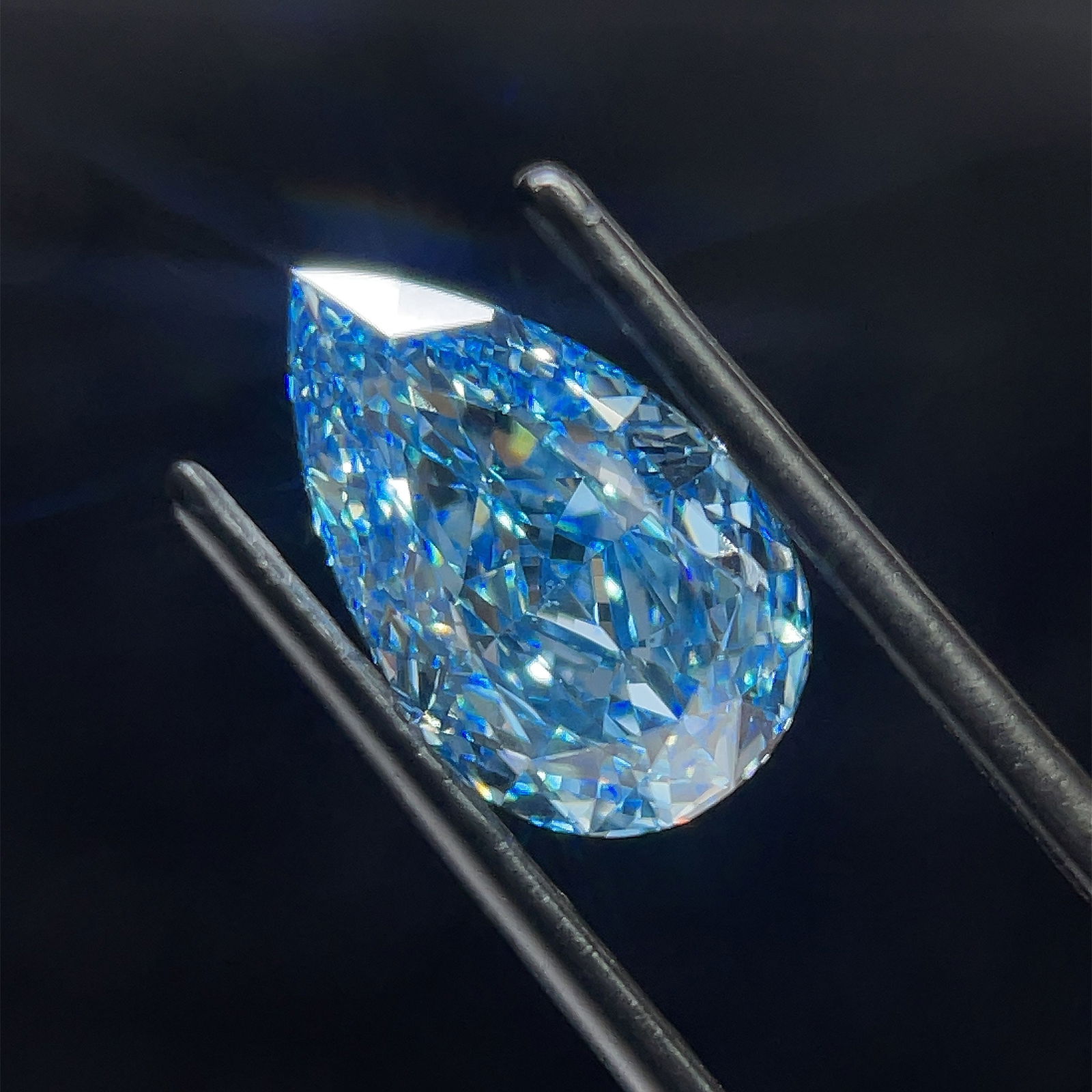 Loose Diamond - PEAR 3.55ct Fancy Vivid Blue VS2: Loose Diamond - PEAR 3.55ct Fancy Vivid Blue VS2 Source: This is a real non-mined Diamond that has been grown in a lab Shape: PEAR Carats: 3.55 Color: Fancy Vivid Blue Certification: IGI Video: