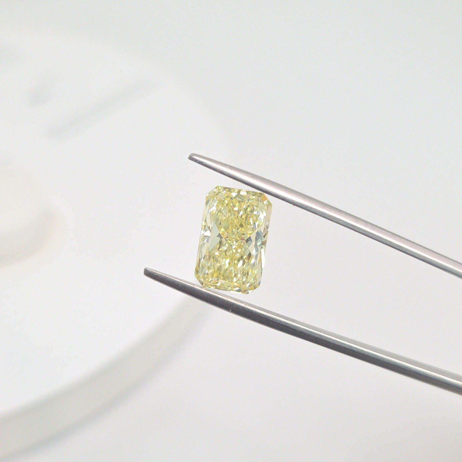Loose Diamond - RADIANT 4.06ct Fancy Yellow VS1: Loose Diamond - RADIANT 4.06ct Fancy Yellow VS1 Source: This is a real non-mined Diamond that has been grown in a lab Shape: RADIANT Carats: 4.06 Color: Fancy Yellow Certification: IGI Video: