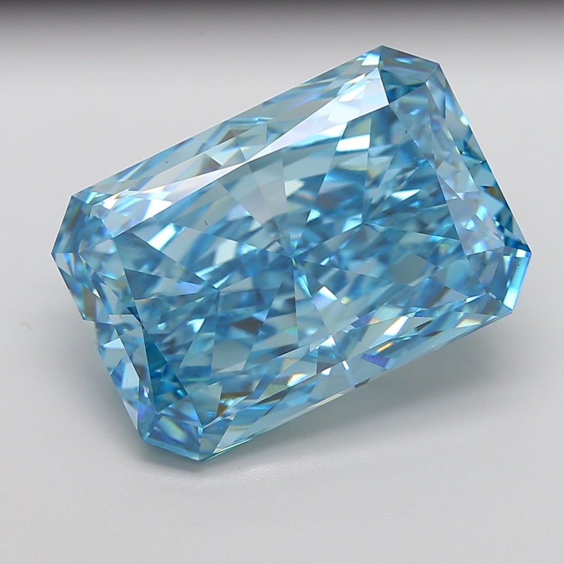 Loose Diamond - RADIANT 25.08ct Fancy Vivid Blue VS1: Loose Diamond - RADIANT 25.08ct Fancy Vivid Blue VS1 Source: This is a real non-mined Diamond that has been grown in a lab Shape: RADIANT Carats: 25.08 Color: Fancy Vivid Blue Certification: IGI Video