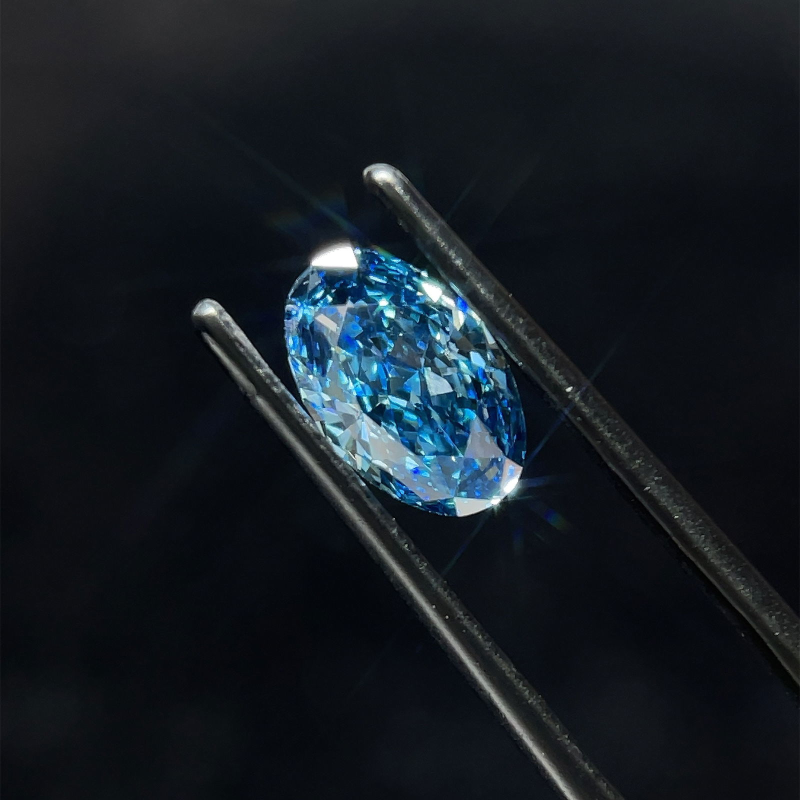 Loose Diamond - OVAL 1.78ct Blue SI1: Loose Diamond - OVAL 1.78ct Blue SI1 Source: This is a real non-mined Diamond that has been grown in a lab Shape: OVAL Carats: 1.78 Color: Blue Certification: NONE Additional images available upon req