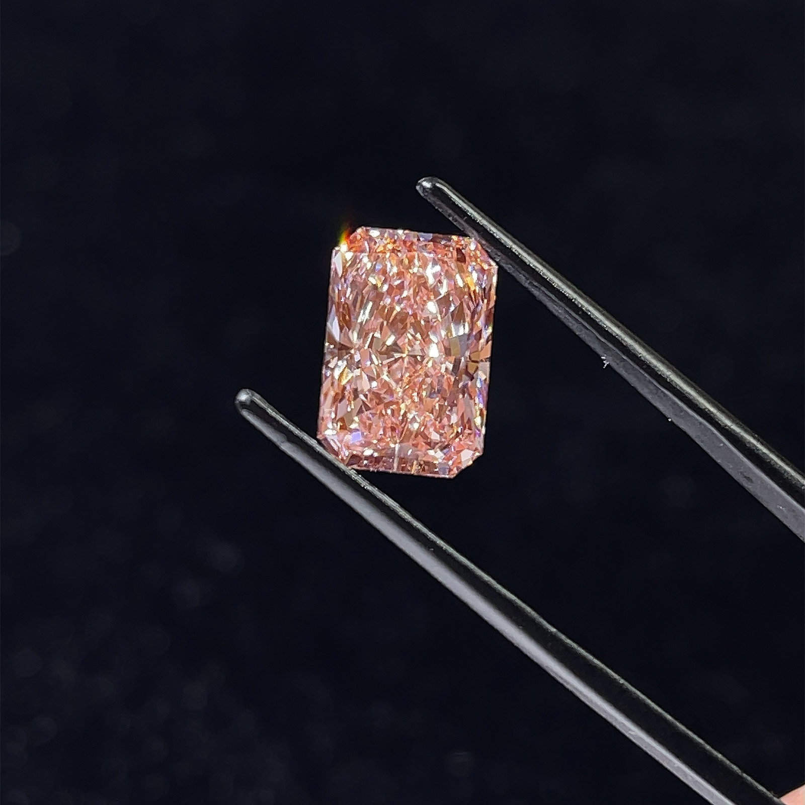 Loose Diamond - RADIANT 5.04ct Fancy Vivid Pink VS1: Loose Diamond - RADIANT 5.04ct Fancy Vivid Pink VS1 Source: This is a real non-mined Diamond that has been grown in a lab Shape: RADIANT Carats: 5.04 Color: Fancy Vivid Pink Certification: IGI Video: