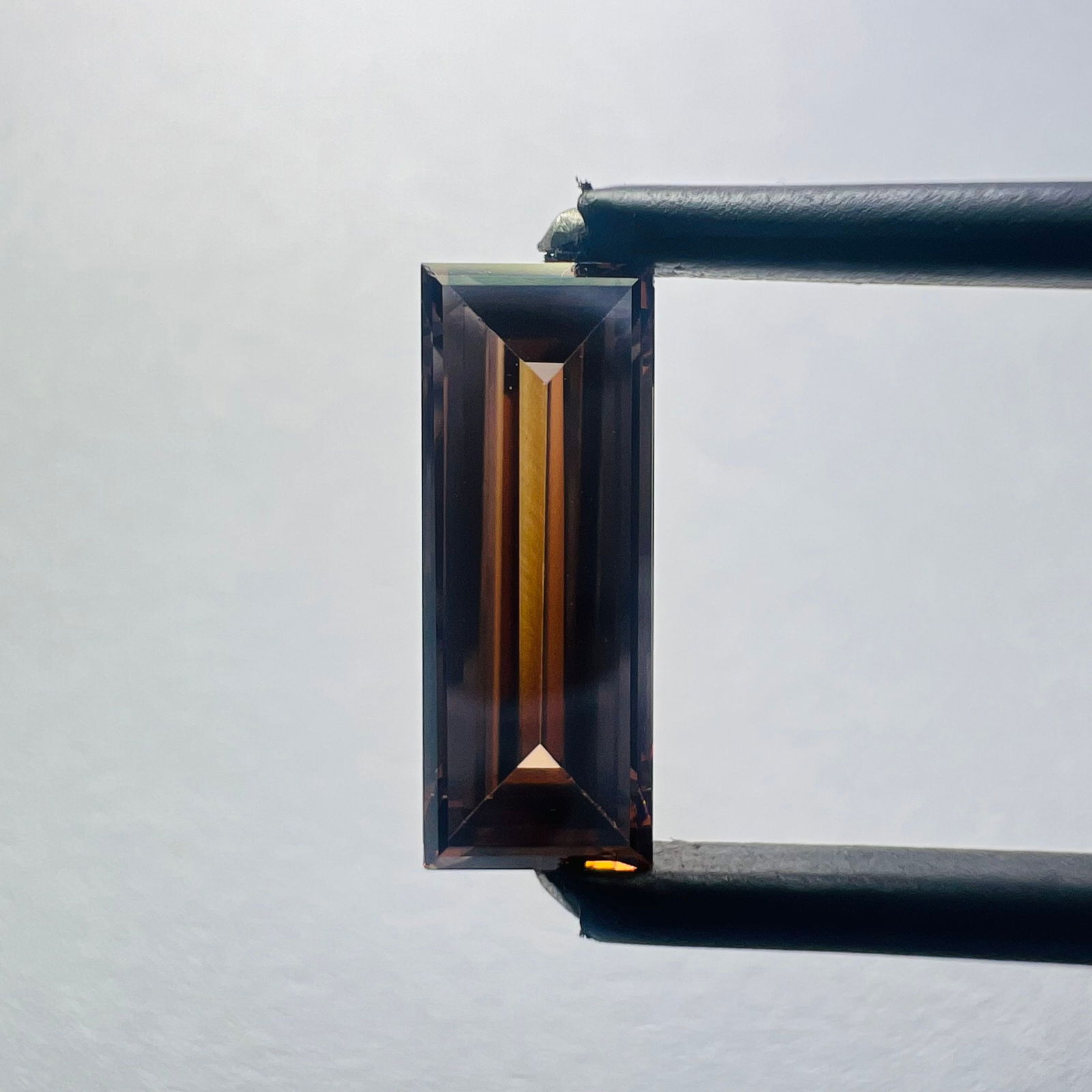 Loose Diamond - BAGUETTE 1.42ct Brown VS1: Loose Diamond - BAGUETTE 1.42ct Brown VS1 Source: This is a real non-mined Diamond that has been grown in a lab Shape: BAGUETTE Carats: 1.42 Color: Brown Certification: NONE Additional images availabl