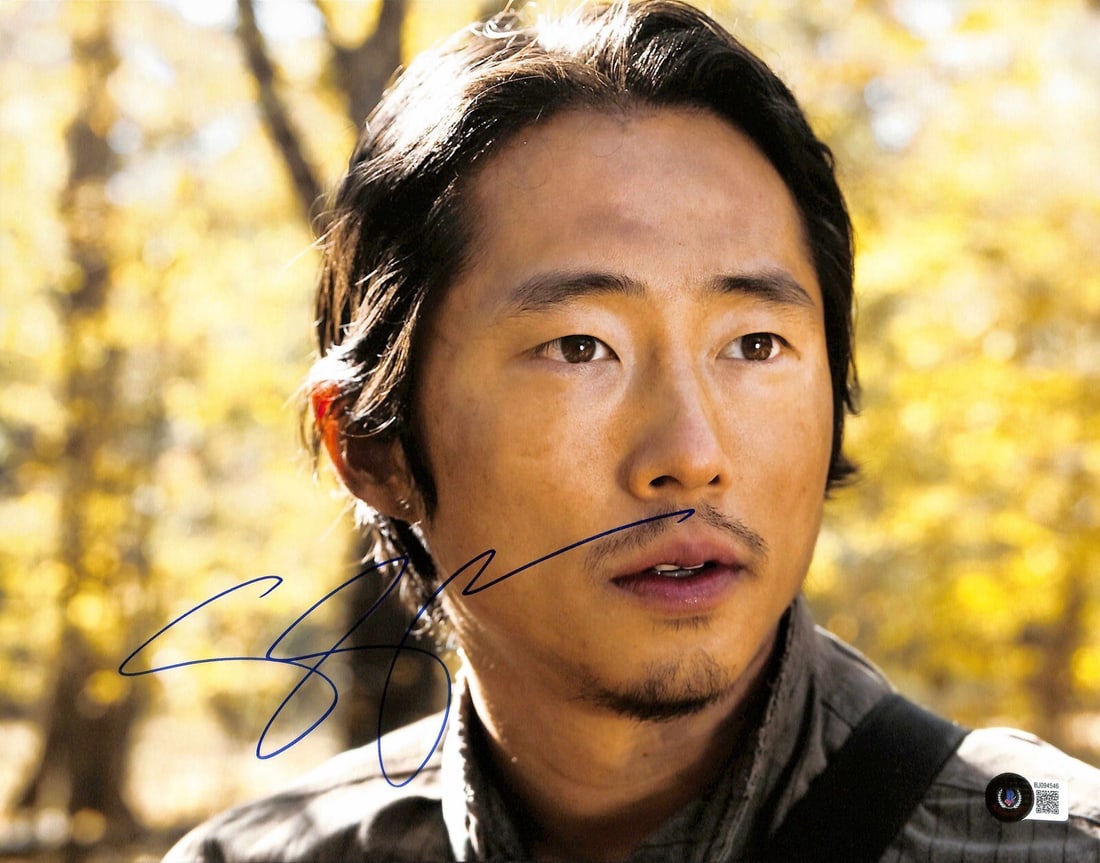 Steven Yeun Signed 11x14 The Walking Dead Photo Beckett Certified: Steven Yeun Signed 11x14 The Walking Dead Photo Beckett Certified This is an autographed 11x14 photograph of Steven Yeun, known for his role as Glenn Rhee in the television series The Walking Dead. Th