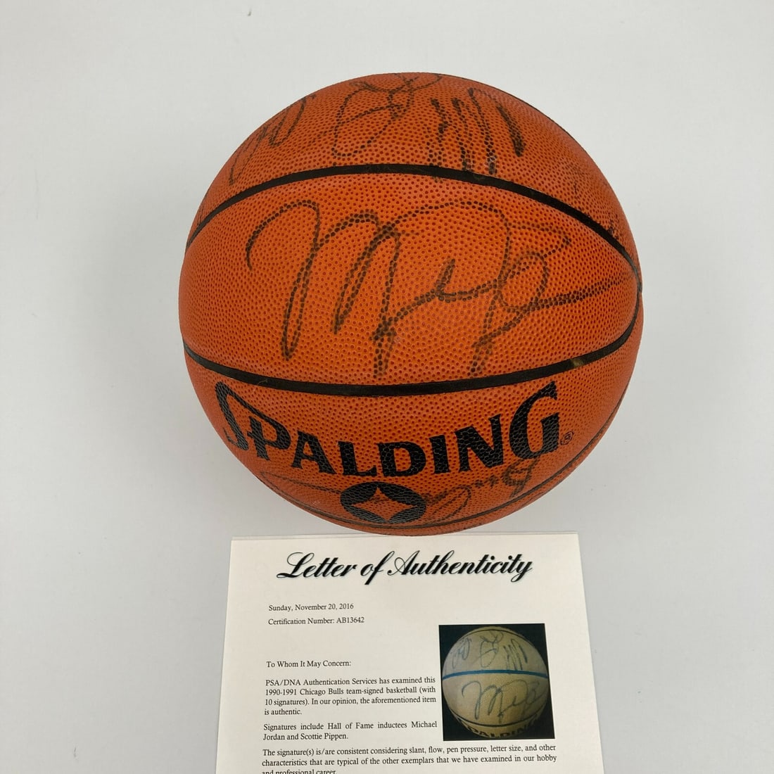 1991-92 Chicago Bulls Team Signed Basketball with Jordan Pippen PSA DNA: 1991-92 Chicago Bulls Team Signed Basketball with Jordan Pippen PSA DNA Celebrate the legacy of basketball greatness with this original Chicago Bulls team-signed basketball from the historic 1990-91 N