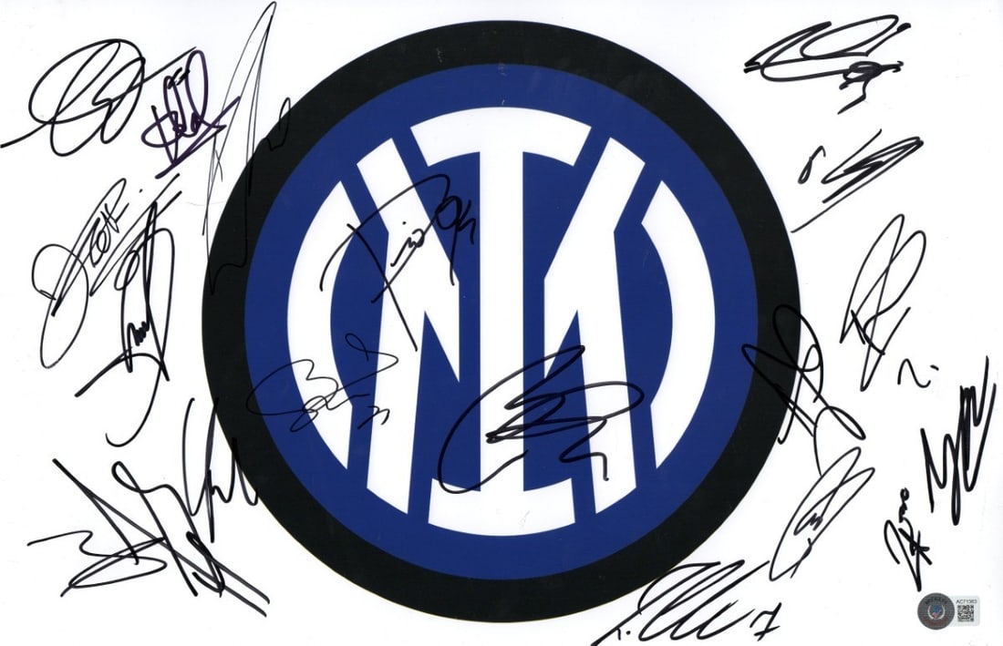 2024-25 Inter Milan Team Signed 11x17 Photo with 18 Autographs JSA: 2024-25 Inter Milan Team Signed 11x17 Photo with 18 Autographs JSA This authentic 2024-25 Inter Milan team-signed 11x17 photo features a remarkable collection of 18 signatures from prominent players,