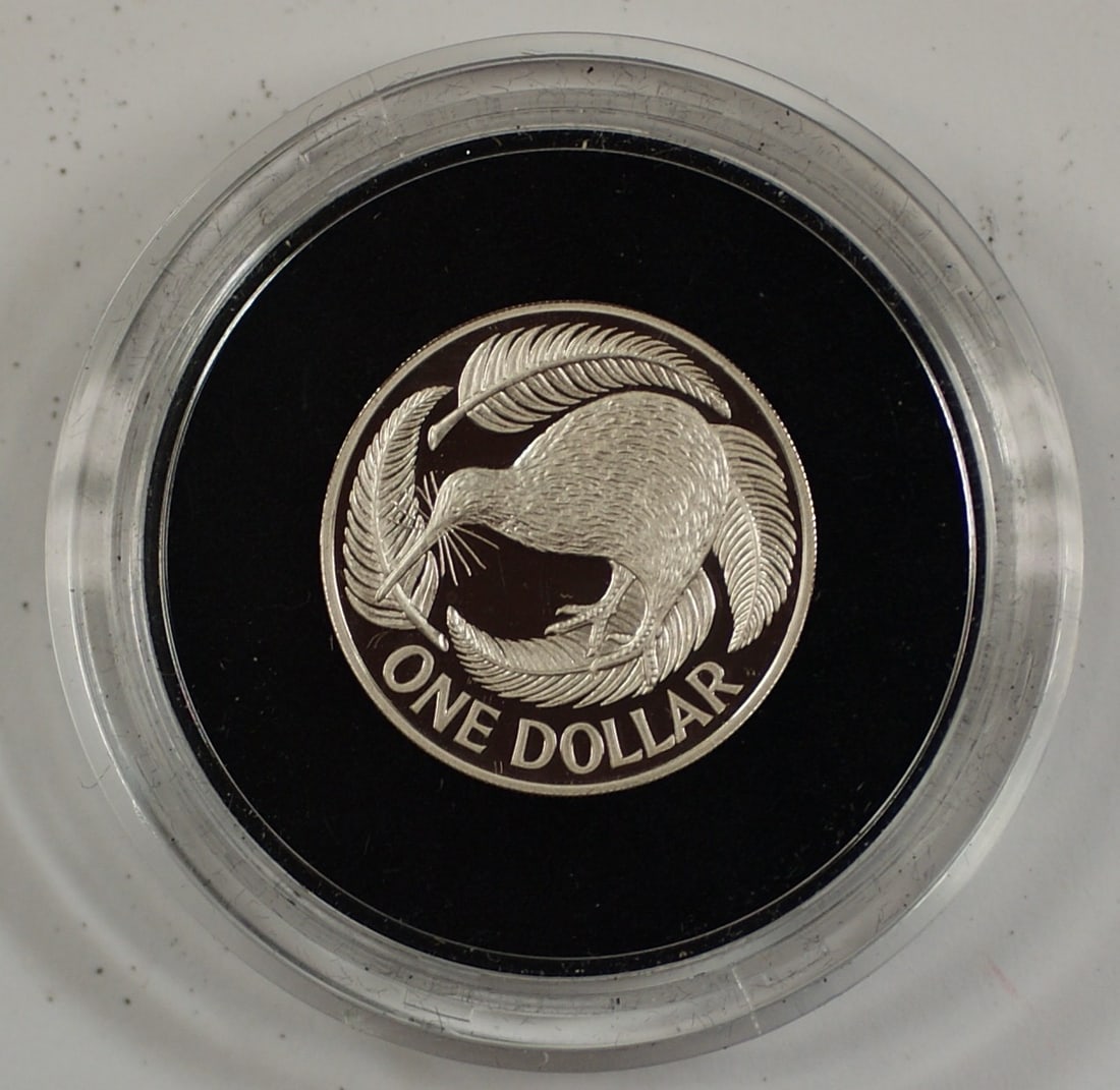 1992 Sterling Silver Piedfort One Dollar Coin from New Zealand with Box Damage: 1992 Sterling Silver Piedfort One Dollar Coin from New Zealand with Box Damage This 1992 New Zealand Piedfort One Dollar coin is struck in sterling silver with a fineness of 0.925. The coin is in unci