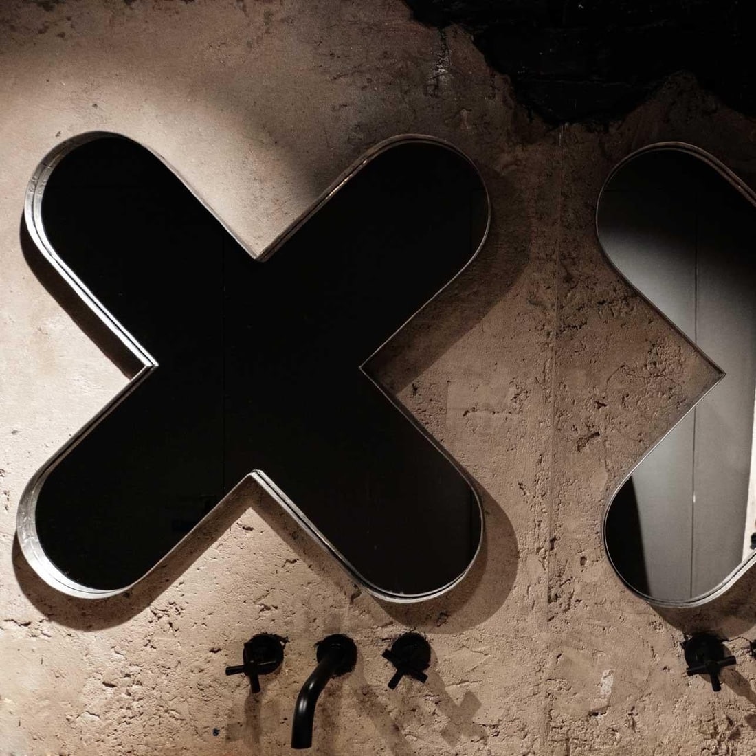 Grigorii Gorkovenko CROSS Sculptural Mirror 25x25 Metal 2018: Grigorii Gorkovenko CROSS Sculptural Mirror 25x25 Metal 2018 Introducing the "CROSS" Sculptural Mirror, an exquisite piece designed by Grigorii Gorkovenko, created in 2018. This contemporary mirror, m