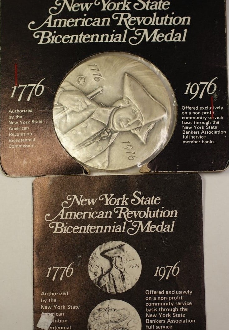 New York Bicentennial Large Silver Tone Official Medal with COA 1776-1976 Uncirculated: New York Bicentennial Large Silver Tone Official Medal with COA 1776-1976 Uncirculated This is an official New York State Bicentennial medal commemorating 1776-1976. The large uncirculated medal is de