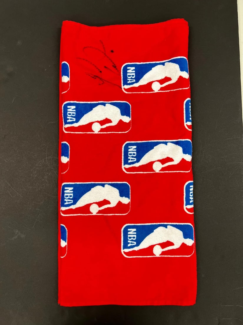 Russell Westbrook Signed NBA Towel Oklahoma City Thunder PSA/DNA: Russell Westbrook Signed NBA Towel Oklahoma City Thunder PSA/DNA This is an authentic NBA towel personally signed by Russell Westbrook, featuring his signature from his time with the Oklahoma City Thu