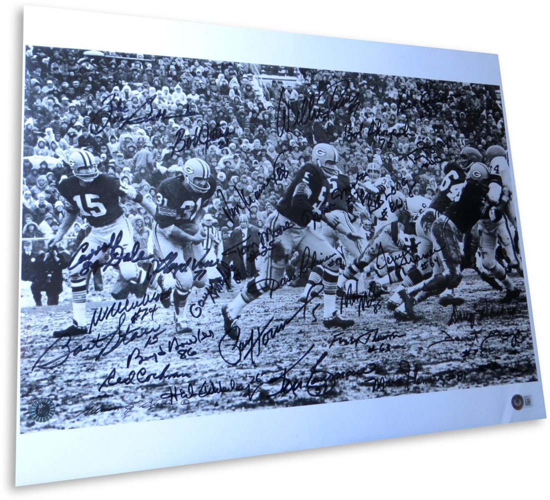 1965 Green Bay Packers Autographed 16x20 Photo 28 Sigs Beckett Auth: 1965 Green Bay Packers Autographed 16x20 Photo 28 Sigs Beckett Auth This original 16" x 20" photograph captures the legendary players Bart Starr and Paul Hornung of the Green Bay Packers, showcasing a