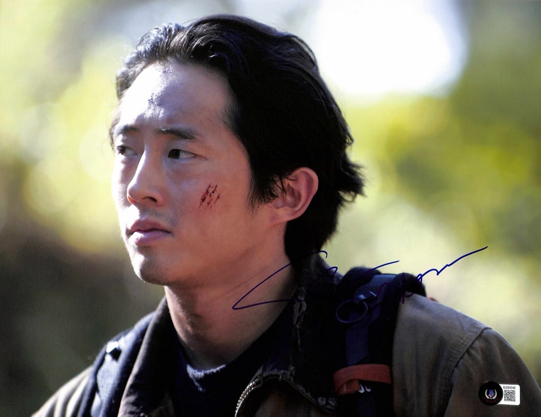 Steven Yeun Signed 11x14 Photo Glenn Rhee Beckett Certified: Steven Yeun Signed 11x14 Photo Glenn Rhee Beckett Certified This is an autographed 11x14 photograph of Steven Yeun, renowned for his role as "Glenn Rhee" in the acclaimed TV series The Walking Dead. T
