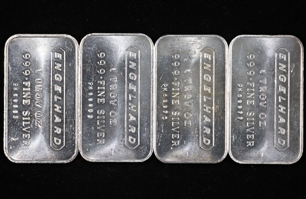 Engelhard 1 oz Fine Silver Bar with Horizontal Orientation and Logo Back: Engelhard 1 oz Fine Silver Bar with Horizontal Orientation and Logo Back This is a 1 ounce Engelhard silver bar featuring a horizontal layout with the Engelhard logo on the reverse. Crafted from .999+