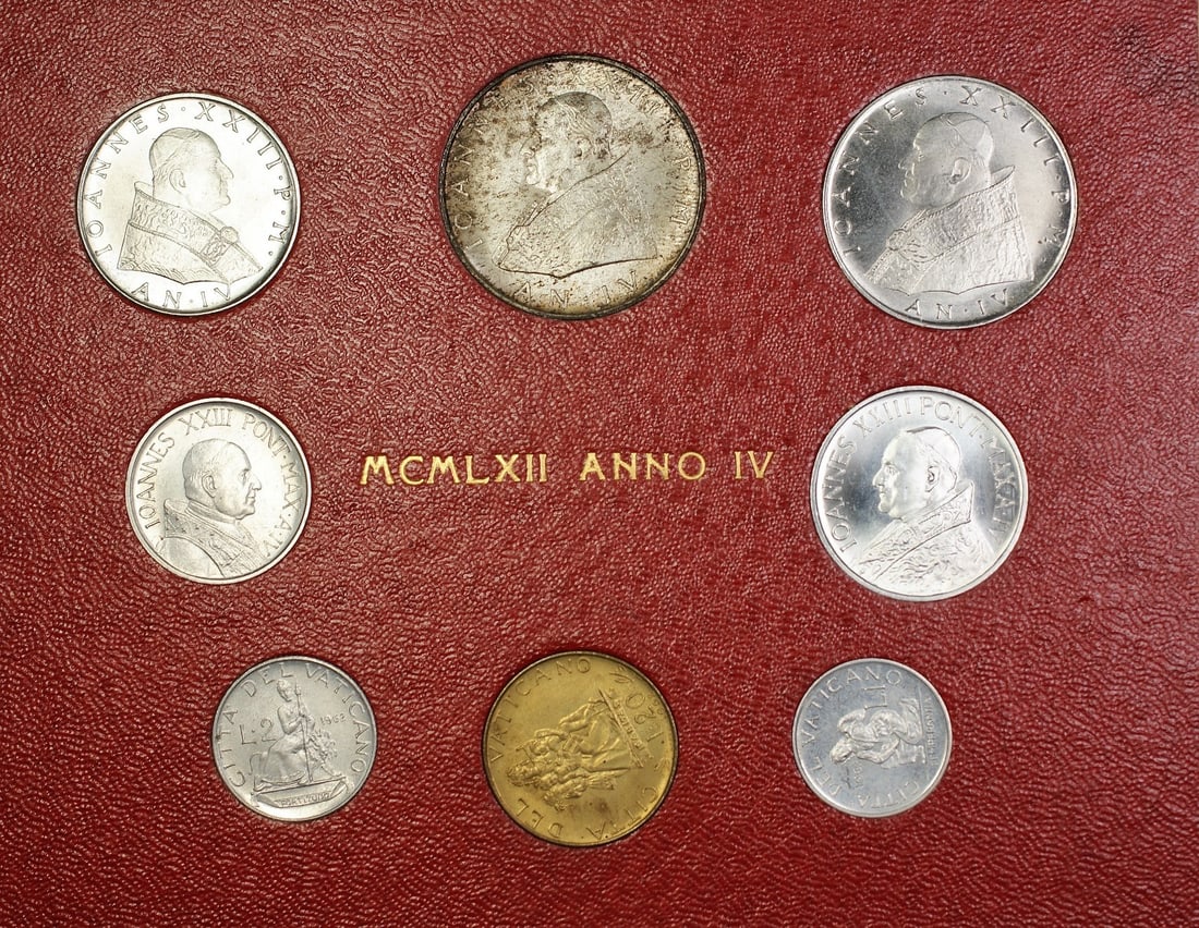 1962 Uncirculated Vatican 8 Coin Set Featuring Pope John XXIII and 500 Lire Silver: 1962 Uncirculated Vatican 8 Coin Set Featuring Pope John XXIII and 500 Lire Silver This is a 1962 Vatican State 8-piece uncirculated mint set featuring Pope John XXIII, including denominations from 1