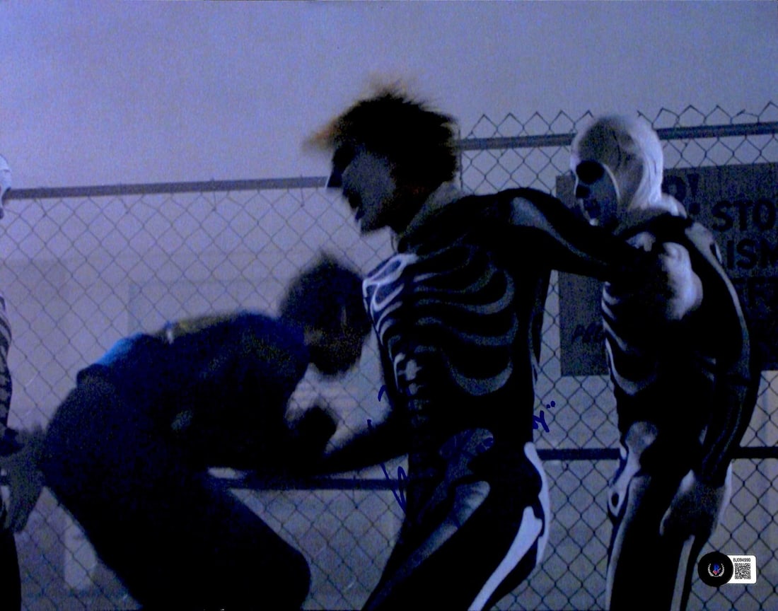 11x14 Photo Signed by William Zabka Inscribed Johnny Beckett Authenticated: 11x14 Photo Signed by William Zabka Inscribed Johnny Beckett Authenticated This is an original 11x14 photograph signed by William Zabka, known for his role as Johnny Lawrence in the movie Karate Kid.