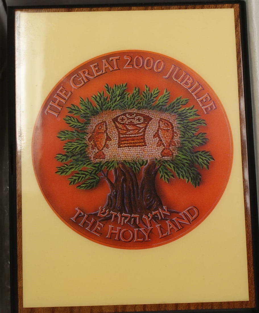 Bronze Music Box Featuring Israel Great Jubilee 2000 Years Holy Land Medal: Bronze Music Box Featuring Israel Great Jubilee 2000 Years Holy Land Medal This collectible item features an uncirculated bronze medal commemorating the Great Jubilee 2000 Years in the Holy Land, pres