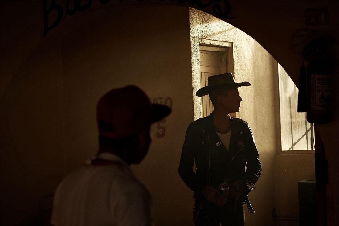 Rowan Daly Untitled Nr 0572 Photography Edition of 24 18 x 24: Rowan Daly Untitled Nr 0572 Photography Edition of 24 18 x 24 Discover the captivating photography of Rowan Daly with this untitled piece (Nr. 0572), created in 2017. This stunning archival pigment pr