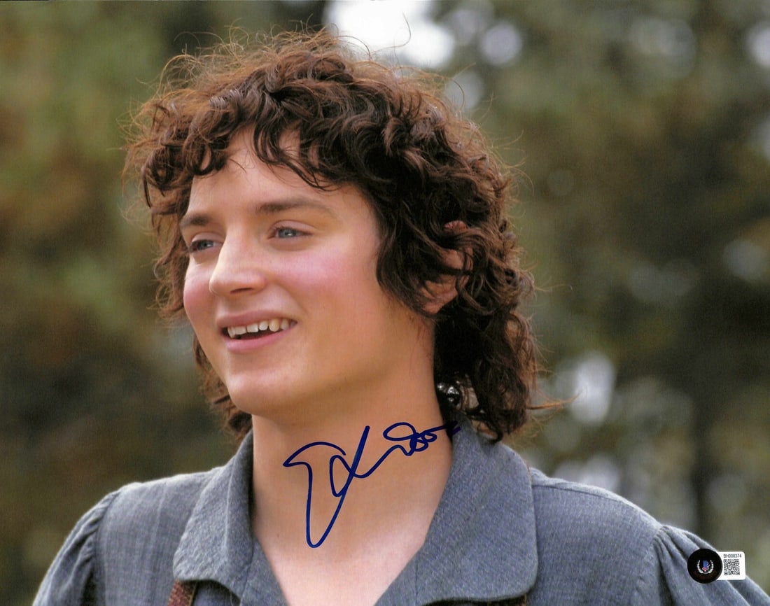 11x14 Color Photo Signed by Elijah Wood as Frodo Beckett Authenticated: 11x14 Color Photo Signed by Elijah Wood as Frodo Beckett Authenticated This 11x14 color photograph features Elijah Wood as Frodo Baggins from the original Lord of the Rings trilogy. The photograph has