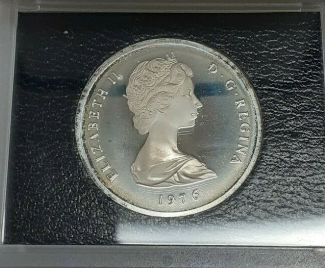 1976 Turks and Caicos 20 Crowns Sterling Silver Proof Coin with Original Packaging: 1976 Turks and Caicos 20 Crowns Sterling Silver Proof Coin with Original Packaging This 1976 Turks and Caicos 20 Crowns proof coin commemorates the reign of Queen Victoria, featuring four distinct ima