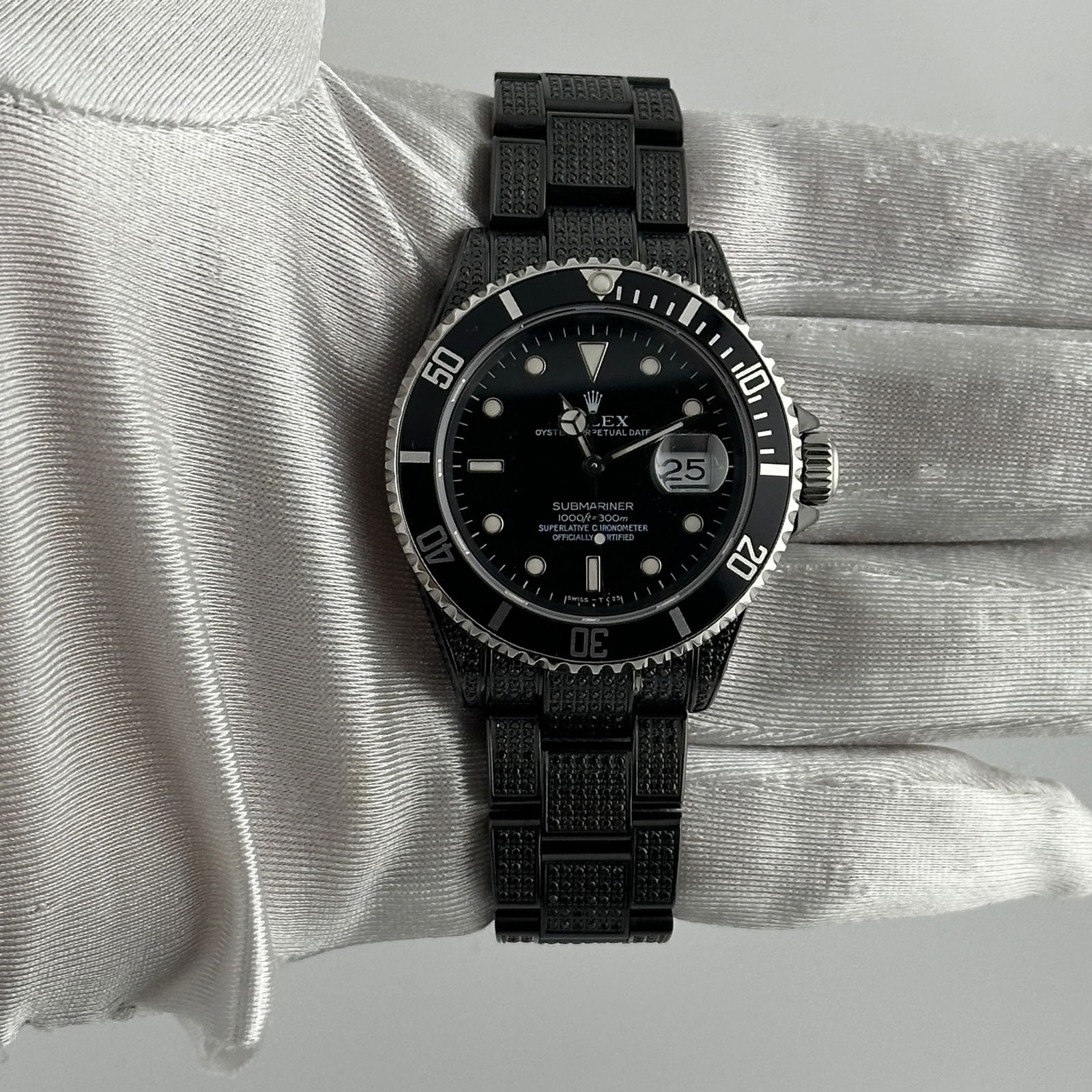 Rolex Submariner 16610 Mens Black Dial Oyster Bracelet Aftermarket Iced Out: Rolex Submariner 16610 Mens Black Dial Oyster Bracelet Aftermarket Iced Out This is a Rolex Submariner featuring a black dial and an aluminum bezel. The watch comes with an Oyster bracelet that is ice