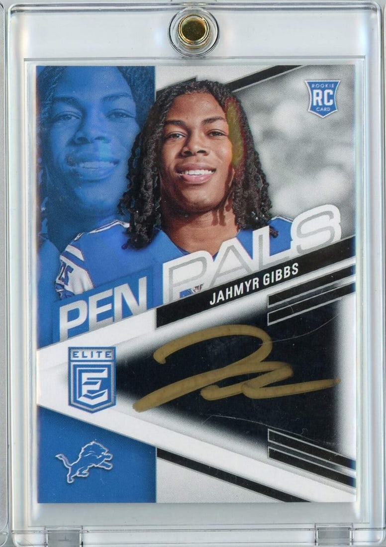 2023 Donruss Elite Pen Pals Jahmyr Gibbs Auto RC Black Gold Ink: 2023 Donruss Elite Pen Pals Jahmyr Gibbs Auto RC Black Gold Ink This 2023 Donruss Elite Pen Pals card features a striking black gold ink autograph from NFL player Jahmyr Gibbs, representing the Detroi