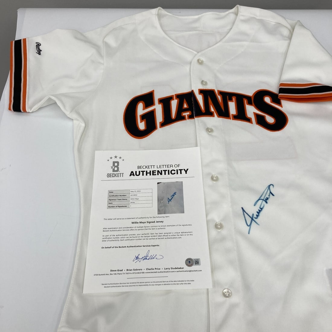 Willie Mays Signed San Francisco Giants Jersey with Beckett COA: Willie Mays Signed San Francisco Giants Jersey with Beckett COA Celebrate the legacy of baseball legend Willie Mays with this authentic signed San Francisco Giants Rawlings Game Model Jersey. This ori