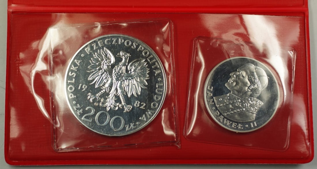 Set of 2 Silver 1982 Poland 100 and 200 Zloty Pope John Paul II Coins: Set of 2 Silver 1982 Poland 100 and 200 Zloty Pope John Paul II Coins This set includes two uncirculated 1982 Poland silver coins with denominations of 100 and 200 Zloty, issued to commemorate Pope Jo