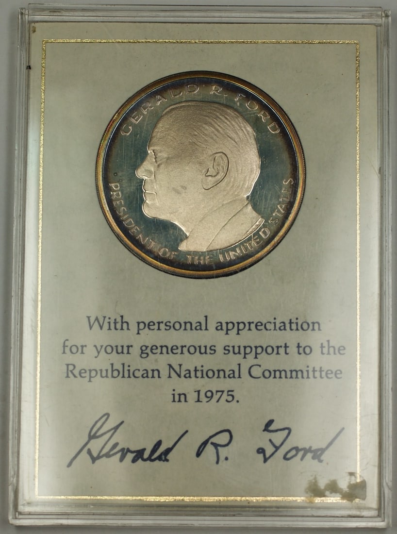 1975 RNC Silver Commemorative Medal Honoring Gerald Ford Presidential Campaign: 1975 RNC Silver Commemorative Medal Honoring Gerald Ford Presidential Campaign This official 1975 RNC commemorative silver medal was issued for Gerald Ford's presidential campaign. The medal features