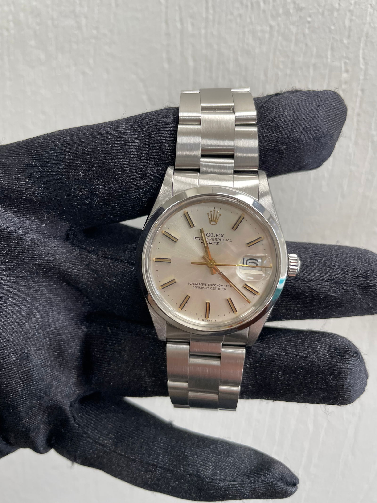 Oyster Perpetual Date Ladies Watch Reference 15000 Silver Dial: Oyster Perpetual Date Ladies Watch Reference 15000 Silver Dial This Rolex Oyster Perpetual Date features a silver dial and smooth bezel, complemented by an Oyster bracelet. The watch is designed for l