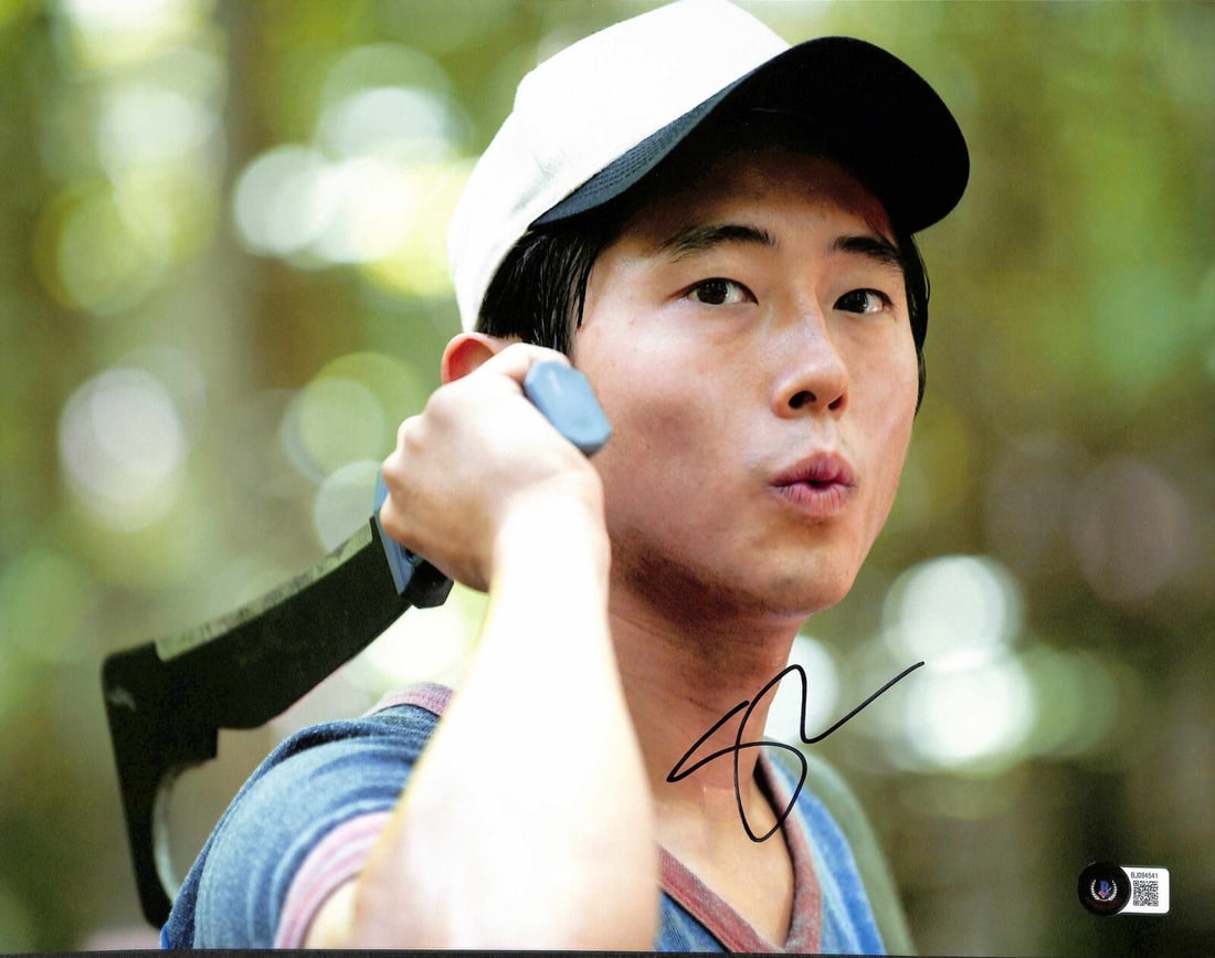 Steven Yeun Glenn Walking Dead Autographed 11x14 Photo Beckett Certified: Steven Yeun Glenn Walking Dead Autographed 11x14 Photo Beckett Certified This is an autographed 11x14 color photograph of Steven Yeun, signed in blue permanent marker. The photograph features Yeun as