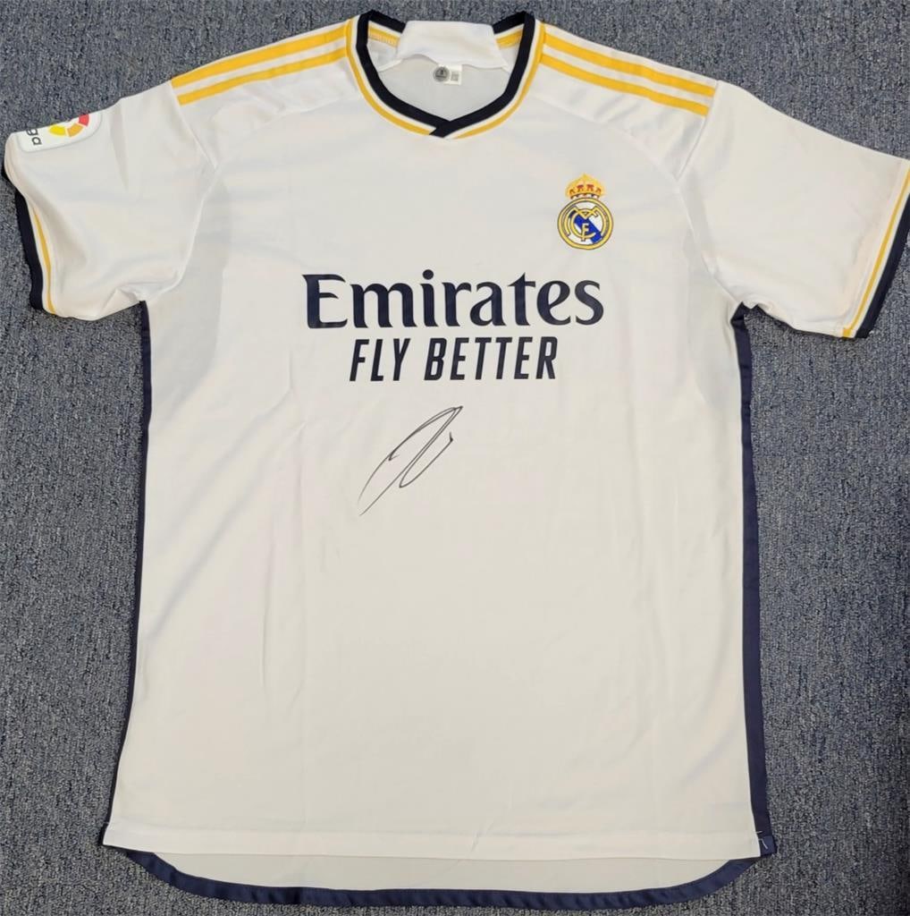 Jude Bellingham Real Madrid Signed Jersey Beckett Authenticated: Jude Bellingham Real Madrid Signed Jersey Beckett Authenticated This original signed jersey features the autograph of Jude Bellingham, showcasing his commitment to the sport of soccer. The jersey is a