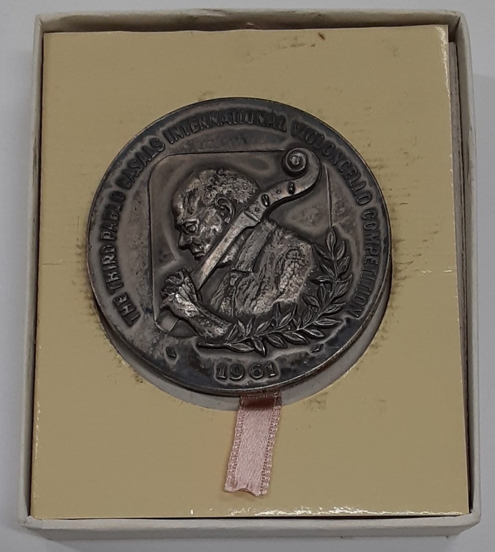Third Pablo Casals Competition 1961 Israel .935 Silver Medal 60mm in Original Box: Third Pablo Casals Competition 1961 Israel .935 Silver Medal 60mm in Original Box This 1961 Israel Pablo Casals Cello Competition medal is crafted from .935 fine silver. Issued by the Israeli Mint to