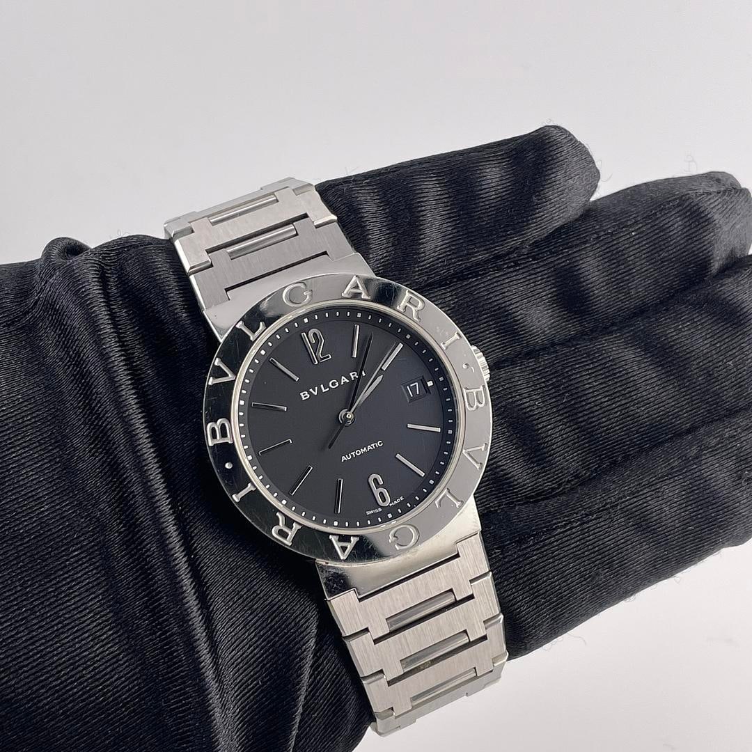 38mm Black Face BB38SS Watch by Bvlgari in Stainless Steel: 38mm Black Face BB38SS Watch by Bvlgari in Stainless Steel This Bvlgari timepiece features a black dial and a stainless steel case measuring 38mm. The watch is in very good condition and includes a 23