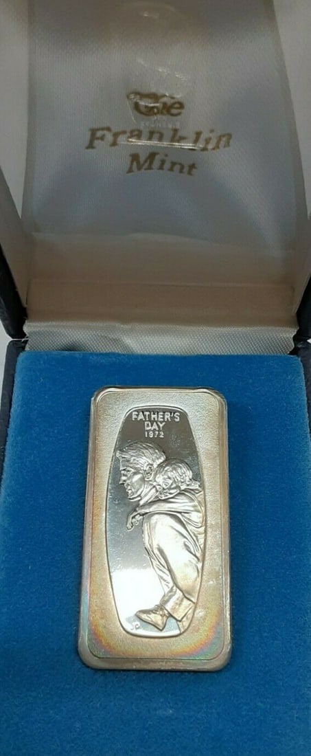 Uncirculated 1972 Sterling Silver Father's Day Ingot 1000 Grain in Case: Uncirculated 1972 Sterling Silver Father's Day Ingot 1000 Grain in Case This 1972 Franklin Mint Father's Day ingot is crafted from 1000 grains of sterling silver and comes in its original case with a