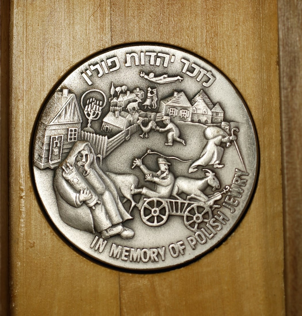 Large 1989 Silver Medal Honoring Polish Jewry With Olive Wood Display: Large 1989 Silver Medal Honoring Polish Jewry With Olive Wood Display This 1989 Israel In Memory of Polish Jewry medal is a large uncirculated commemorative piece crafted in silver. It comes with an o