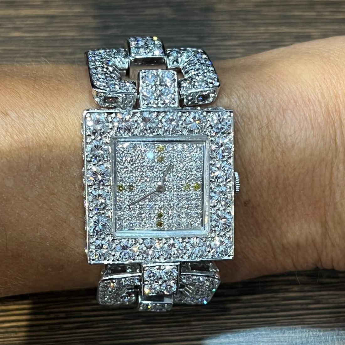 18K White Gold Diamond Watch 382 Diamonds 38.50 Ct D-E VVS-VS: 18K White Gold Diamond Watch 382 Diamonds 38.50 Ct D-E VVS-VS This exquisite 18K white gold diamond watch showcases a stunning total of 382 diamonds, with 302 diamonds weighing approximately 37.00 ct