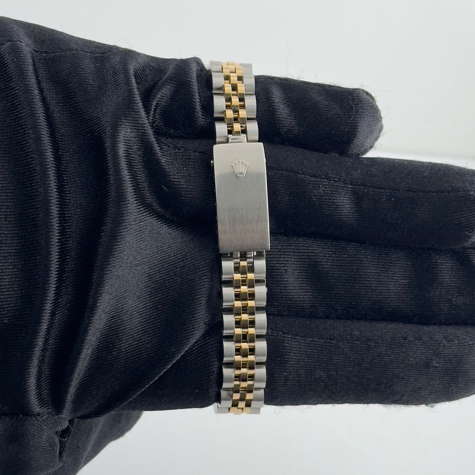 Ladies Datejust Ref 6517 Watch Aftermarket Champagne Diamond Dial and Aftermarket Jubilee Bracelet: Ladies Datejust Ref 6517 Watch Aftermarket Champagne Diamond Dial and Aftermarket Jubilee Bracelet This is a ladies' Rolex Datejust wristwatch, reference 6517, featuring an after-market champagne dial