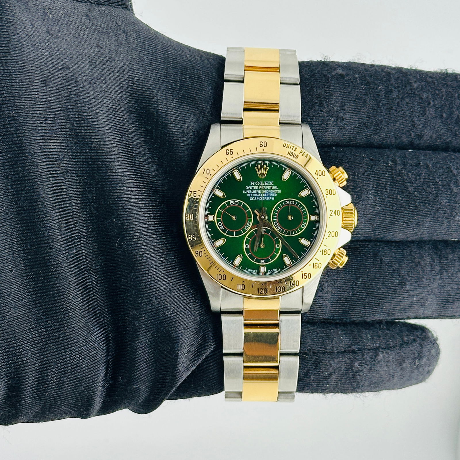 Daytona Reference 16523 Mens Rolex Watch With Aftermarket Green Dial: Daytona Reference 16523 Mens Rolex Watch With Aftermarket Green Dial This is a Rolex Daytona watch, reference number 16523, designed for men. It features a black dial set with diamonds, a smooth bezel