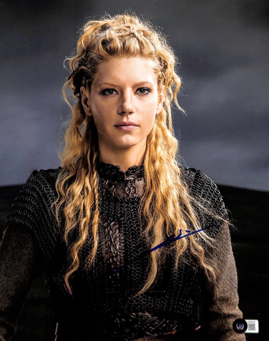Katheryn Winnick Lagertha Signed 11x14 Photo Beckett Certified: Katheryn Winnick Lagertha Signed 11x14 Photo Beckett Certified This stunning 11x14 photograph features Katheryn Winnick, renowned for her role as "Lagertha" in the acclaimed TV series Vikings. The pho