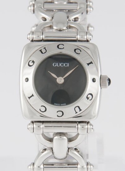 Gucci 6400L Stainless Steel Black Dial Watch with Card 1996: Gucci 6400L Stainless Steel Black Dial Watch with Card 1996 This is a Gucci wristwatch featuring a black dial and stainless steel construction. The watch comes with its original warranty card dated 19