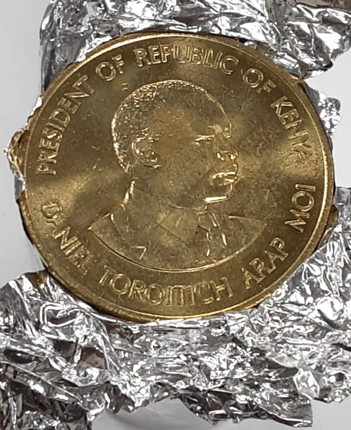 Roll of 28 Uncirculated 1991 Kenya 5 Cent Nickel-Brass Coins KM 17: Roll of 28 Uncirculated 1991 Kenya 5 Cent Nickel-Brass Coins KM 17 This is a roll of 28 uncirculated 1991 Kenya 5 Cents coins, each made of nickel-brass. These coins are classified as KM#17 and come i