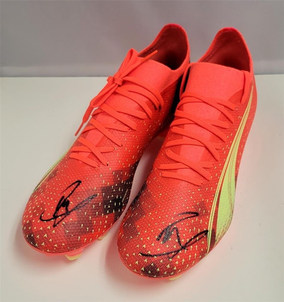 Christian Pulisic Signed Orange Puma Cleats Size 10.5 BAS Certified: Christian Pulisic Signed Orange Puma Cleats Size 10.5 BAS Certified Get your hands on a pair of original orange Puma cleats signed by soccer star Christian Pulisic. These size 10.5 cleats are authenti