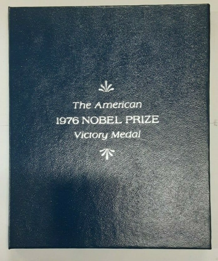 1976 Nobel Prize Victory 1000 Grain Sterling Silver Round with Original Case: 1976 Nobel Prize Victory 1000 Grain Sterling Silver Round with Original Case This 1976 Franklin Mint Nobel Prize Victory silver round is made from 1000 grains of sterling silver. Issued by the Frankli