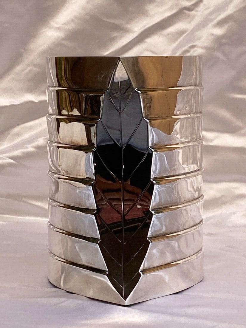 Pampaloni Italian Modern Sterling Silver Wine Cooler 8 Inches Tall: Pampaloni Italian Modern Sterling Silver Wine Cooler 8 Inches Tall Presenting a stunning modern sterling silver wine cooler, expertly crafted in Italy by Pampaloni. This exquisite piece showcases rema