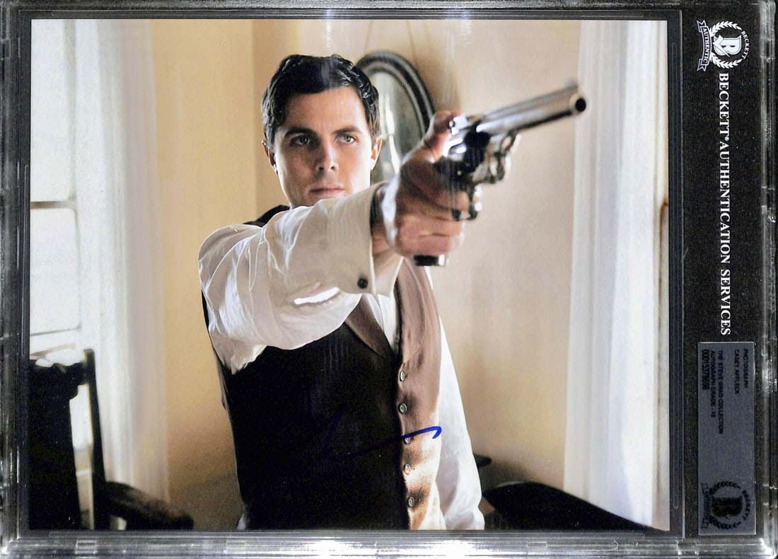 Casey Affleck Signed 8x10 Photo Auto 10 Beckett Assassination of Jesse James: Casey Affleck Signed 8x10 Photo Auto 10 Beckett Assassination of Jesse James This striking 8x10 color photograph features a bold blue signature of actor Casey Affleck, renowned for his role in the fil