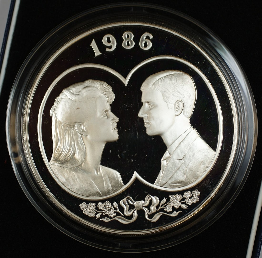 Falkland Islands 1986 Silver 25 Pound Proof Coin Royal Wedding Commemorative: Falkland Islands 1986 Silver 25 Pound Proof Coin Royal Wedding Commemorative This is a 1986 Falkland Islands 25 Pound silver proof coin commemorating the Royal Wedding. The coin is composed of silver
