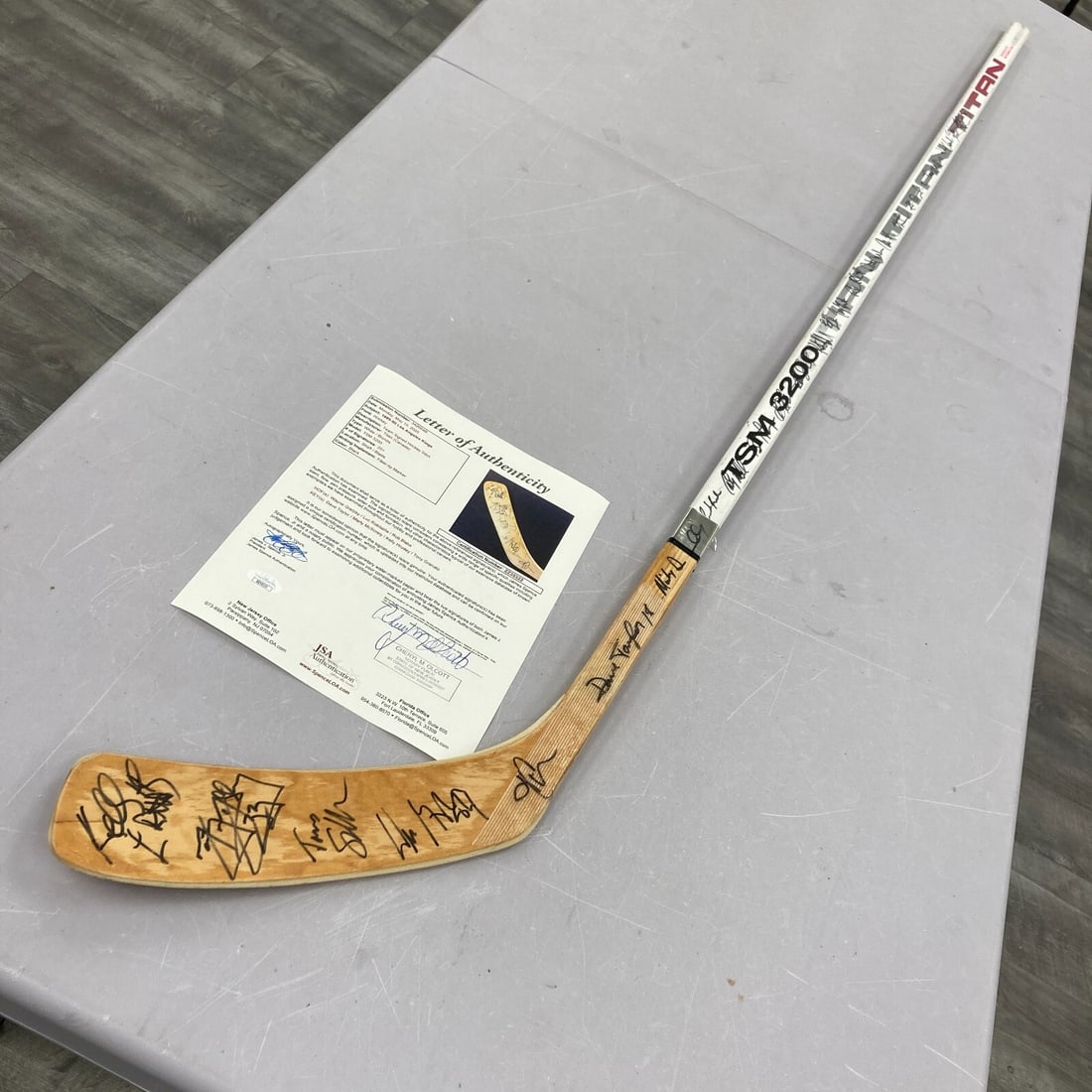 Los Angeles Kings Team Signed 1989-1990 Titan Stick Wayne Gretzky JSA Authenticated: Los Angeles Kings Team Signed 1989-1990 Titan Stick Wayne Gretzky JSA Authenticated Celebrate hockey history with this original 1989-1990 Los Angeles Kings Team Signed Titan Hockey Stick. This remarka