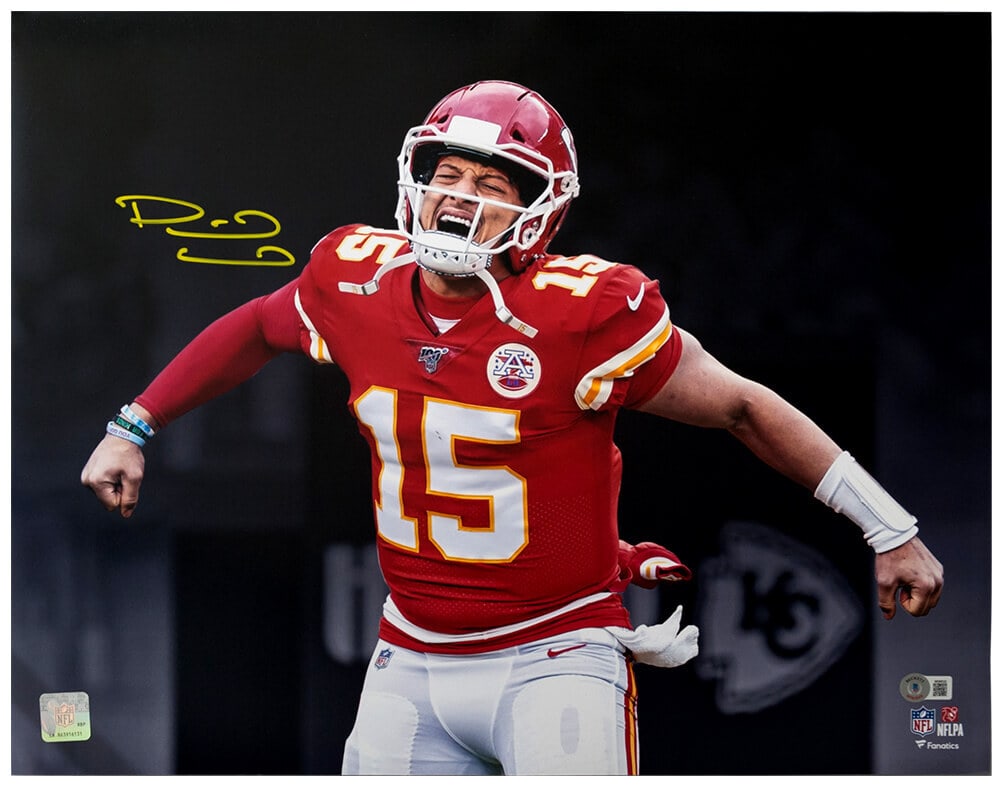 Patrick Mahomes Signed KC Chiefs Fist Pump 16x20 Photo Beckett COA (1 of 1)